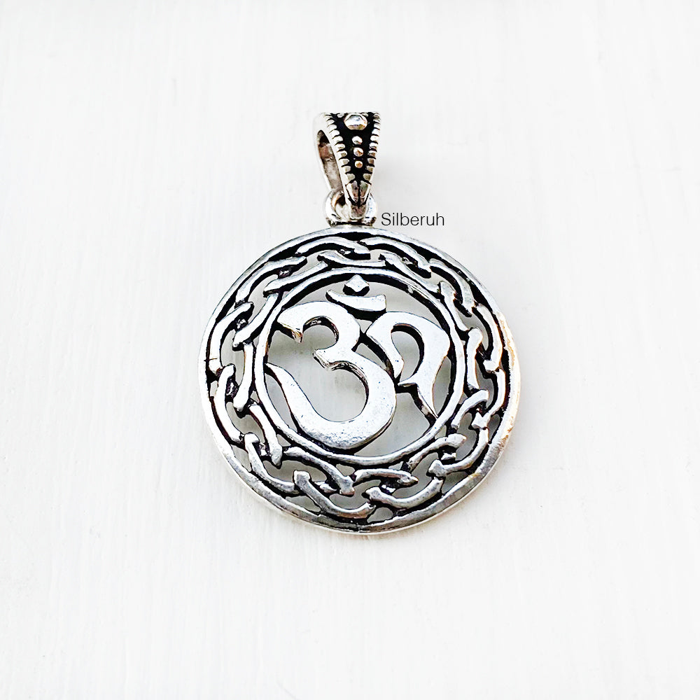 Silver om store pendant