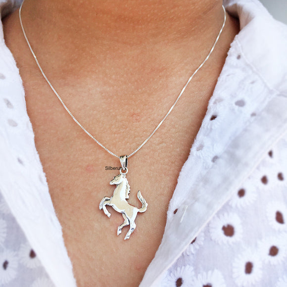 Horse charm for necklace in black horn and mother-of-pearl